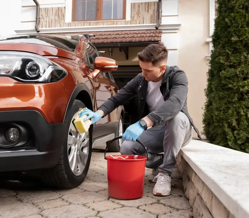 Lavage auto à domicile Camélas : professionnel intervenant sur un véhicule